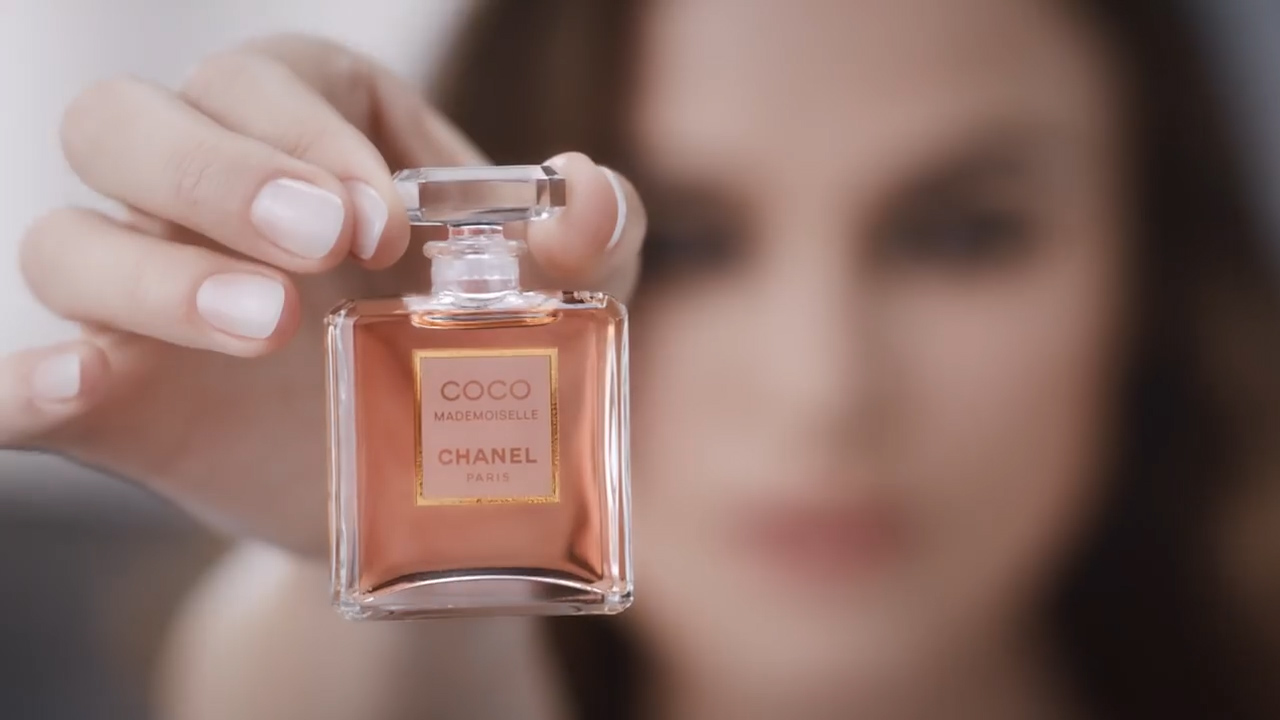 ۱۰ عطر برتر زنانه تم پرفیوم